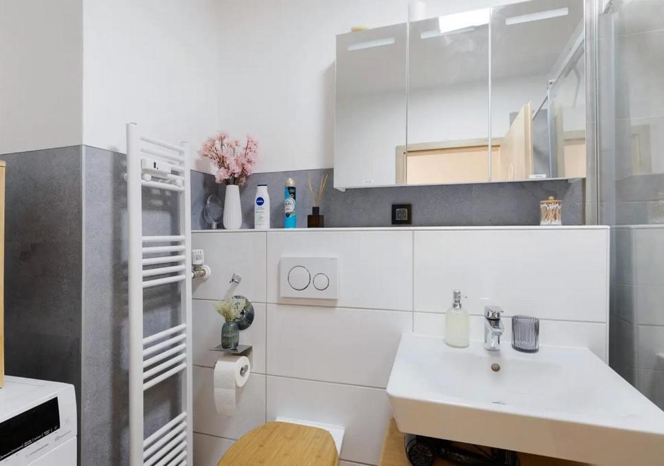 Charmentes Privatzimmer Mit Kueche, Naturgebiet Dusseldorf Bagian luar foto